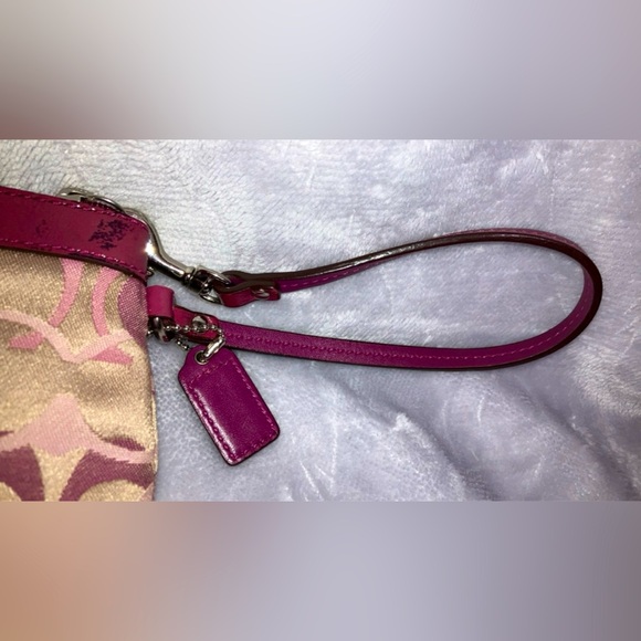 Coach Signature Logo Wristlet COLOR TRANSFER ON PATENT LINING - Picture 4 of 6